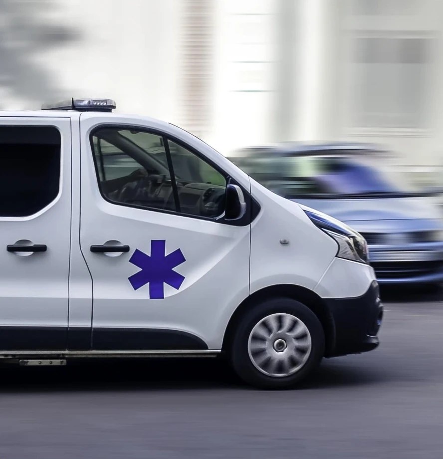 Ambulance blanche à étoile de vie bleue